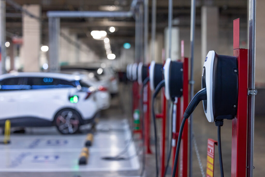 Ladesäulen für Elektro Autos in einer Reihe.