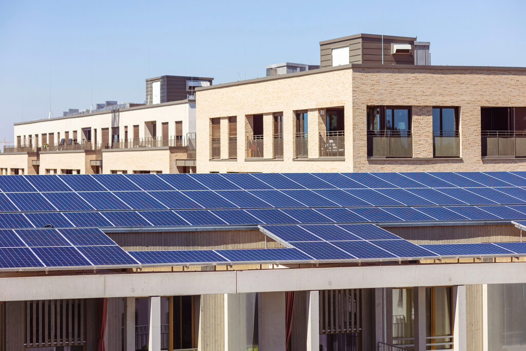 Solaranlage auf dem Dach eines Neubaus.